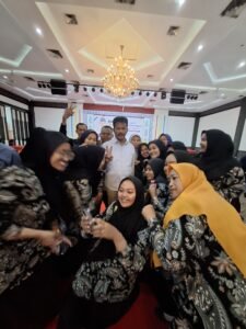 Yel-yel Rudi-Rafiq Gubernur Kepri Bergemuruh, Ribuan Guru Swasta Kota Batam Dukung 2R