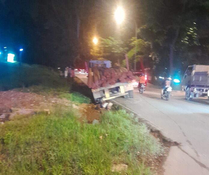 Kondisi trailer yang sebabkan kemacetan.