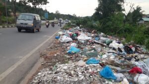 Meski Disumpahi Ketabrak Mobil dan Buta, Pembuang Sampah Semakin Banyak di Jalan Trans Barelang