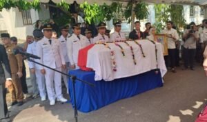 Mantan Wako Batam Nyat Kadir Wafat, Wako Rudi Pimpin Pelepasan Jenazah dan Doakan Almarhum