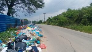 Meski Ada Tulisan Larangan, Warga Seibinti Sagulung Tetap Buang Sampah di Pinggir Jalan raya