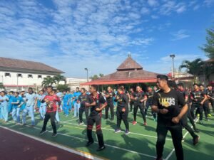 Napi dan Petugas Rutan Batam Kompak Senam Bersama dan Makan Bubur