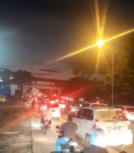 “Nyangkut” di JPO Tiban Kampung, Trailer Biang Kerok Jalan Macet 3 KM