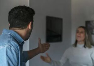 Perhatikan Prilakumu Mengapa Teman-Temanmu Menjauh Satu Per Satu Temanmu
