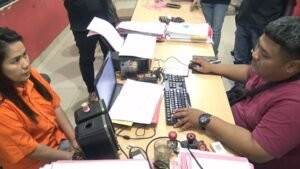 Kaki Tangan Diikat dan Leher Dililit Rantai