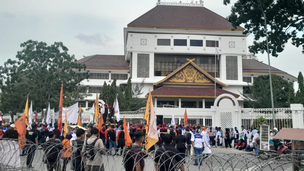 Gelar Demo, Buruh Batam Tuntut Kenaikan UMK 30 Persen Tahun 2025