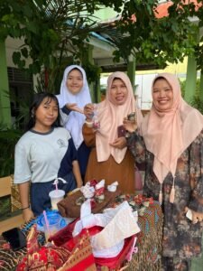 P5 SMPN 31 Batam Lestarikan Budaya Melayu, Jualan Tanjak Hasil Karya Siswa