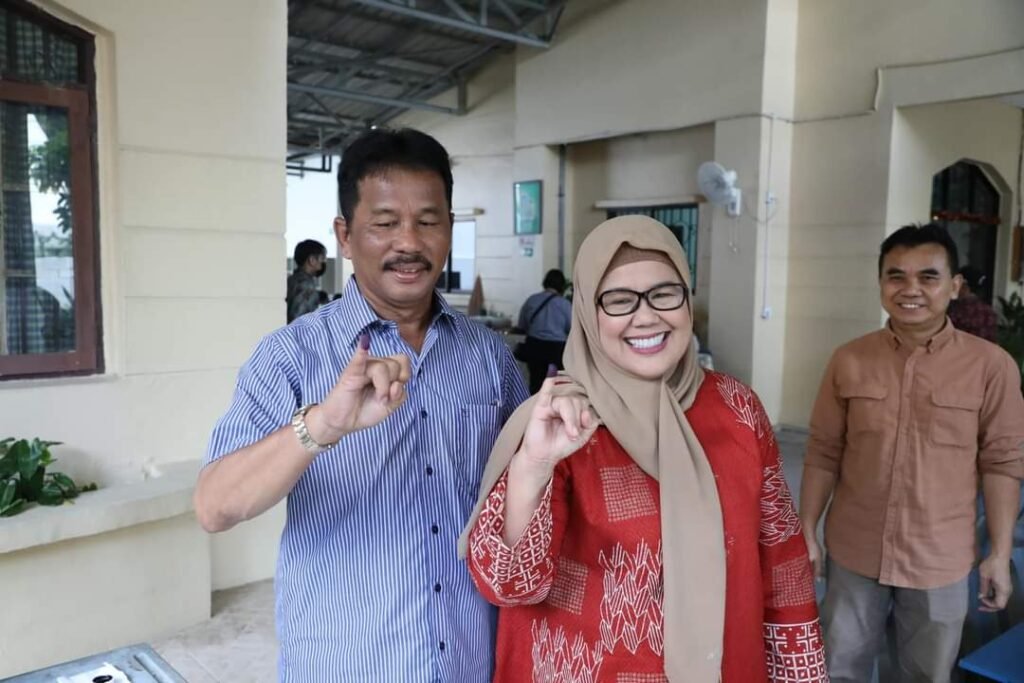 HMR, Marlin & Keluarga Kompak Nyoblos di TPS 017 Rosedale, Dekat Kediamannya