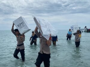 Jajaran Polres Natuna Nyebur Air Laut Gotong Logistik Pilkada 2024