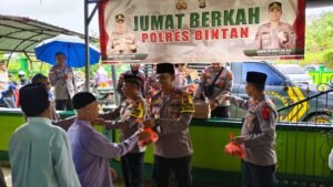 Jumat Berkah, Polres Bintan Bagikan Nasi Bungkus di Masjid Al Hikmah