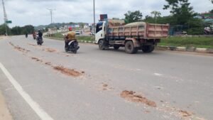 Truk Muat Tanah Tanpa Penutup Membahayakan di Jalan Batuaji dan Sagulung, Warga Minta Dirazia