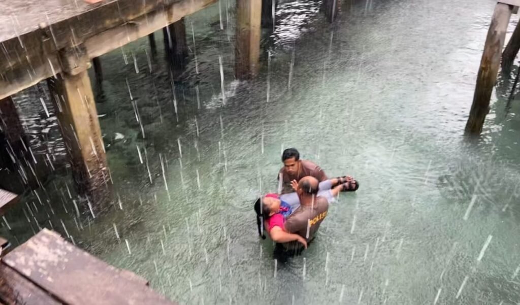 Polisi Anambas Selamatkan Warga Tercebur ke Laut