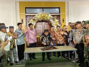 Resmikan Gedung Pertemuan di Pamak, Gubernur Ansar: “Ini Hadiah untuk Warga Kecamatan Tebing”
