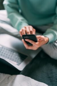 Kapan Berbagi dan Kapan Jaga Privasi di Medsos, Menurut Psikolog Orang Berkelas akan Hindari 9 Postingan Ini