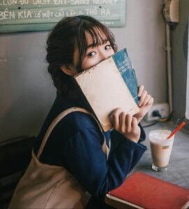 Tanpa Sepatah Kata, Ini Cara Mendeteksi Introvert Menunjukkan Ketertarikan pada Anda