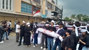 Bawaslu Batam Didemo, Massa: Anton Ayo Keluar Jangan Ngetem di Kantor