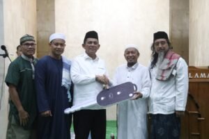 Gubernur Ansar Ahmad Serahkan Bantuan Mobil Jenazah di Masjid Nurul Hidayah Batam