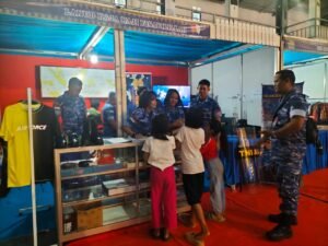 Stand TNI AU Menarik Perhatian Bocah SD di Bintan Expo: Bagaimana Cara Jadi Anggota AU Kak?