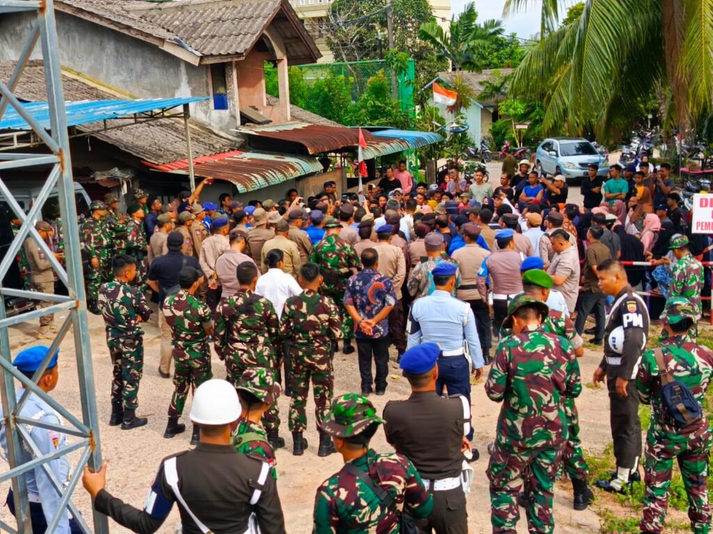 Tim Terpadu Bagikan SP Pembongkaran Kepada Warga Tembesi Tower