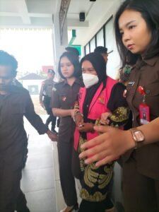 Detik-detik Mantan Direktur PT BIS Menyerahkan Diri Naik Motor ke Kejari Bintan, Lalu Naik Mobil Tahanan