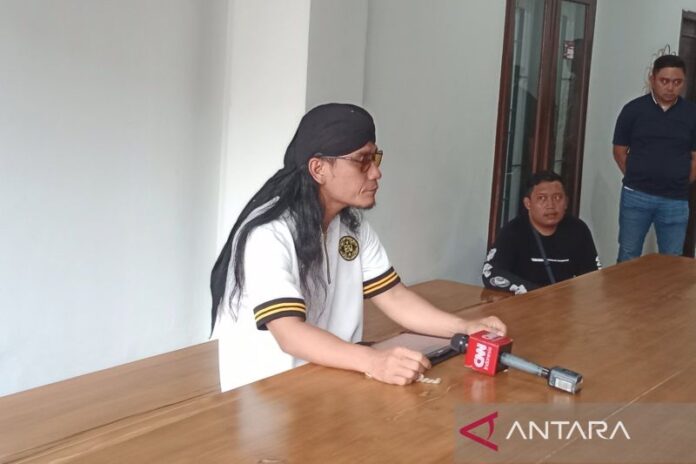 Miftah Maulana Habiburrahman saat jumpa pers