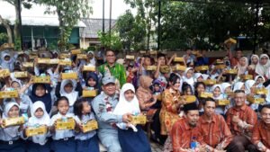 HUT ke-19 Bakamla RI Bagikan Makan Bergizi Gratis kepada 732 Murid SDN 018 Sagulung