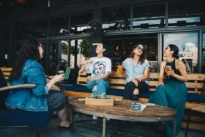 Patut Dicoba! Ini Kunci agar Disukai saat Berbicara dengan Orang Lain Menurut Psikolog