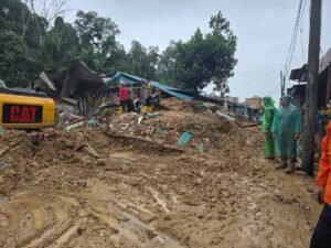 Gubernur Kepri Tinjau Lokasi Longsor di Batam, Berikan Bantuan Korban