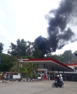 Asap Hitam Membumbung di Dekat SPBU Mukakuning, Sempat Bikin Panik