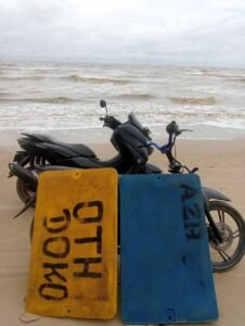 Hari ke-4 Pencarian Nelayan Serasan, Tim SAR Temukan Tutup Fiber di Pantai Bayung Api Temajuk Sambas