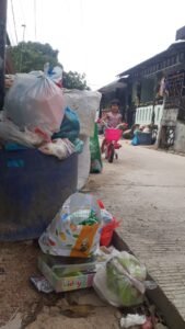 Hampir Sebulan Sampah Tak Diangkut di Citra Laguna II,  Lalat dan Belatung Masuk ke Rumah Warga