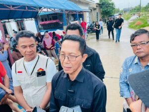 Amsakar-Li Claudia Kunjungi Warga Terdampak Longsor di Sekupang