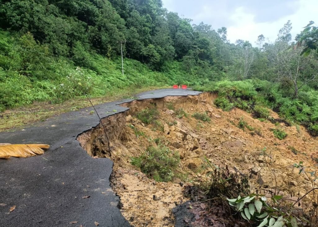 Jalan Longsor di Desa Kelumu Lingga Memutus Akses Warga, Sampai Sekarang Belum Diperbaiki