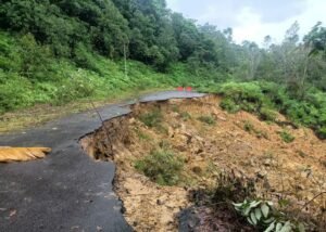 Jalan Longsor di Desa Kelumu Lingga Memutus Akses Warga, Sampai Sekarang Belum Diperbaiki