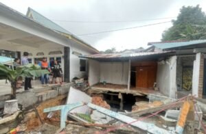 Bukit di Jodoh Longsor Timpa 8 Rumah Warga