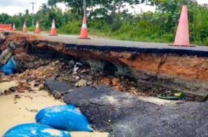 Diterjang Gelombang, Jalan Dua Kecamatan di Lingga Rusak Parah, Diatasi BPBD