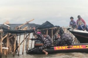 Heboh Pemagaran Laut, 600 Anggota TNI dan Warga Robohkan Pagar Bambu