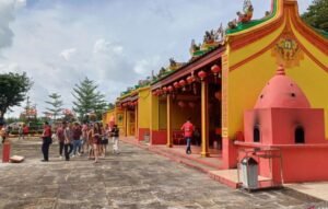 Ribuan Pengunjung Memadati Vihara Berusia 300 Tahun di Tanjungpinang