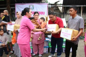 Ibu-ibu Bhayangkari Datangi Korban Kebakaran di Asrama Polisi Baloi