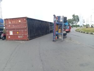 Kontainer Terbalik di Simpang Basecamp Batuaji, Sopir Ungkap Penyebabnya…