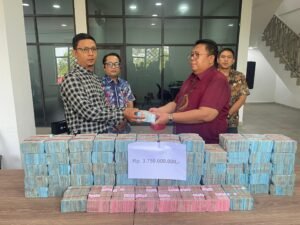 Kejati Kepri Menerima Uang Pengembalian Kerugian Keuangan Negara Sebesar Rp3,75 Milyar dari Tersangka SY Dalam Perkara Tipikor PNBP