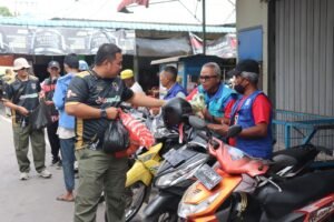 Jelang Ramadan 1446 H, Pegawai Perkim Bintan Jalan Sehat, Belanja dan Bagi-bagi Sembako di Jalanan