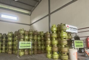 Menimbun hingga Jual LPG 3 Kg ke Pengecer, Izin 40 Pangkalan Gas di Batam Dicabut