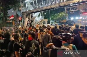 Demo Aliansi dan Badan BEM-SI di Monas sampai Malam Ini, Nyalakan Petasan ke Arah Petugas