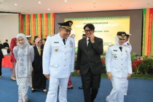 Suasana Pisah Sambut Bupati dan Mantan Wabup Bintan Ahdi Muqsith, Tawa Bahagia dan Saling Tukar Cinderamata