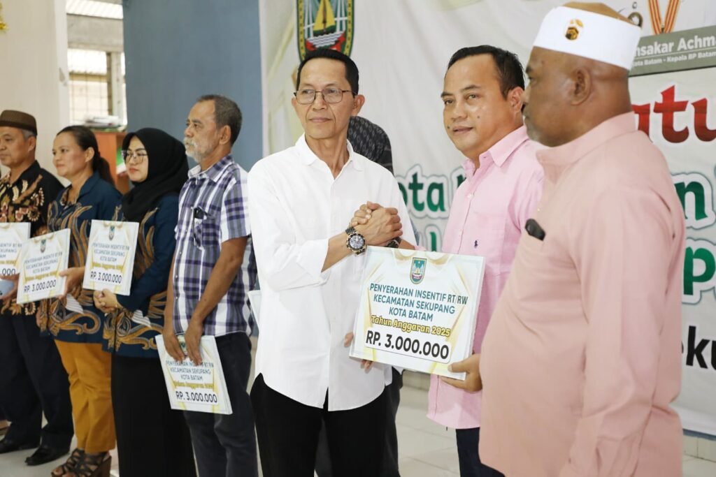 Wako Amsakar Serahkan Insentif RT/RW dan Ajak Masyarakat Sekupang Jaga Silaturahmi