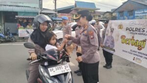 Polwan Polres Bintan Berbagi Takjil di Simpang Pos Lalu Lintas Tanjung Uban
