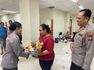 Tingkatkan Soliditas, Kapolres Bintan Besuk Anggota Satlantas yang Sedang Sakit