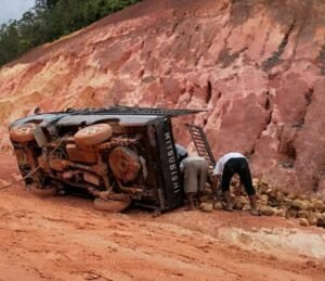 Jelang Lebaran, Warga Terpaksa Lewati Jalan Roro Penarik yang Rusak, Tokoh Adat Lingga WA Gubernur dan Anggota DPRD