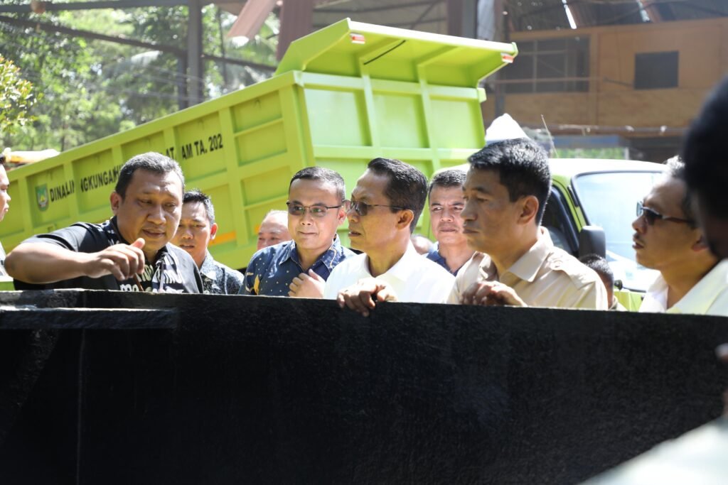 Wako Batam Serahkan Bin Container, Tegaskan Komitmen Tangani Sampah di Batam